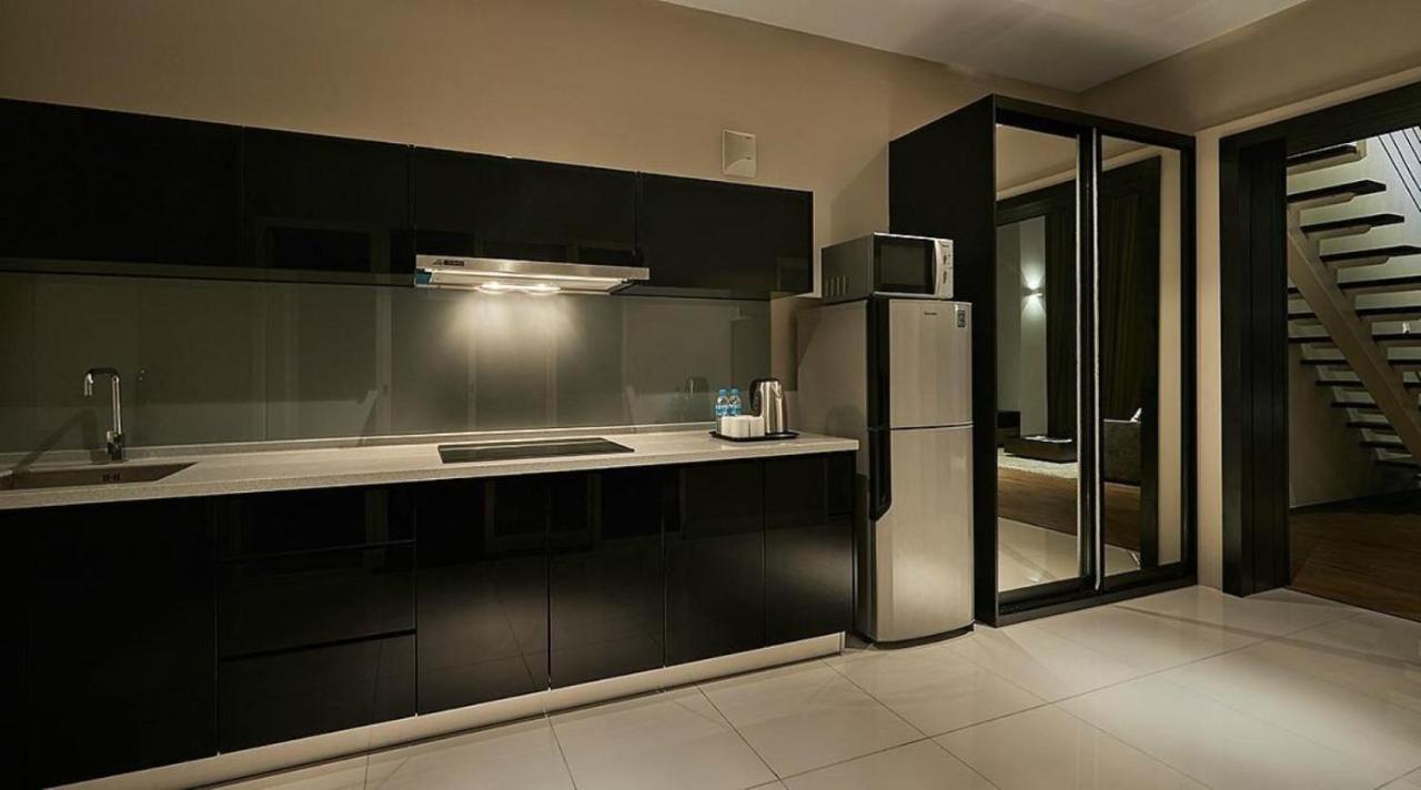 Maritime Luxury Suites George Town Buitenkant foto